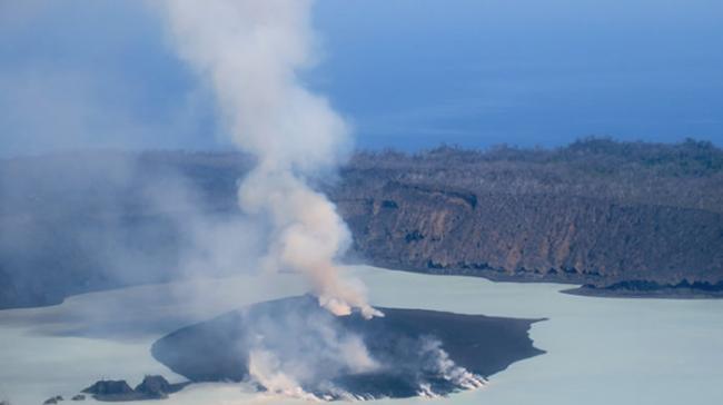 南太平洋岛国万那杜境内的莫纳洛活火山不断喷出火山灰及熔岩