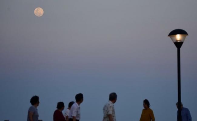 超级月亮高挂海南琼海的高空。