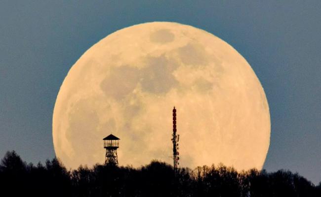 从匈牙利看到的超级月亮通透皎洁。