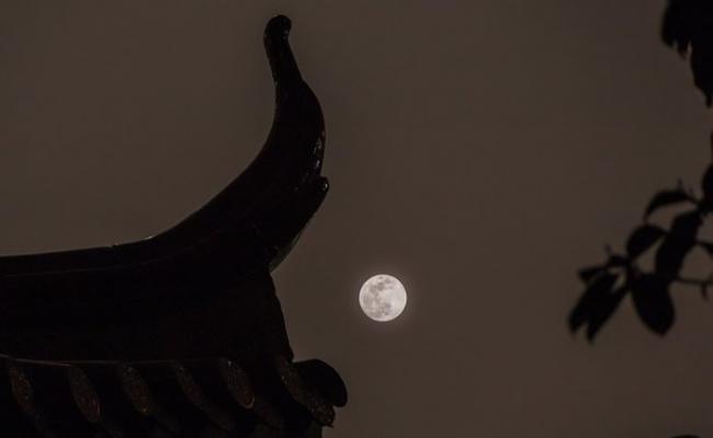南京市江北新区看到的满月。