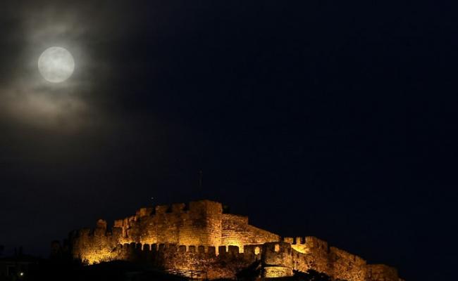 希腊上空的月亮袅袅上升。