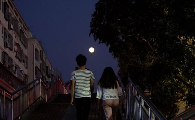 在深圳街头亦能看到超级月亮。