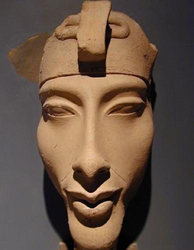 古埃及第十八王朝法老阿肯那顿头大无比胸似女人