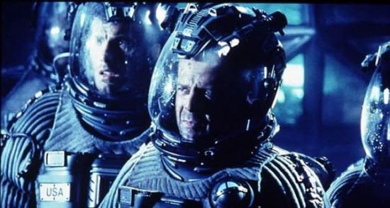 1998年科幻大片《绝世天劫》剧照。片中，一颗德克萨斯州大小的小行星即将撞击地球，布鲁斯-威利斯饰演的角色率领一批勇士乘坐飞船登上这颗小行星，而后埋设核弹引爆，