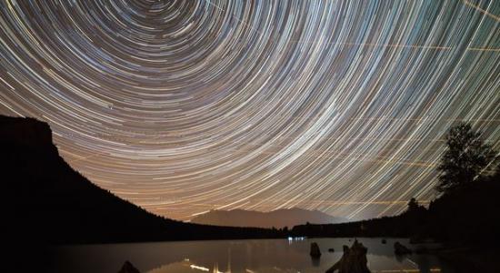 美国华盛顿州西雅图附近一个湖面上的星轨