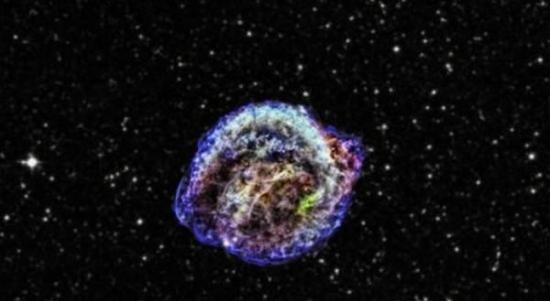 由NASA钱德拉X射线空间望远镜拍摄的1604年开普勒超新星残骸，科学家估计距离区间为1.3万光年至2.3万光年