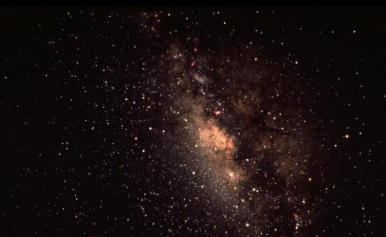 在这个接近银河系中心的广角画面中，可以看到人马座星所​​形成的茶壶形状。银河系的中央被气体、尘云和星体遮蔽而无从得见。 Credit: