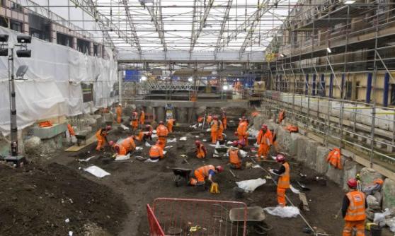 考古学家在拟建车站的墓地遗址进行挖掘
