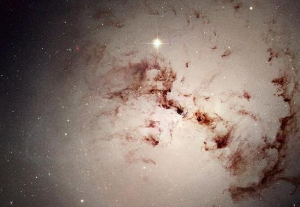 图中NGC 1316巨型椭圆星系很可能是孕育生命的最佳环境