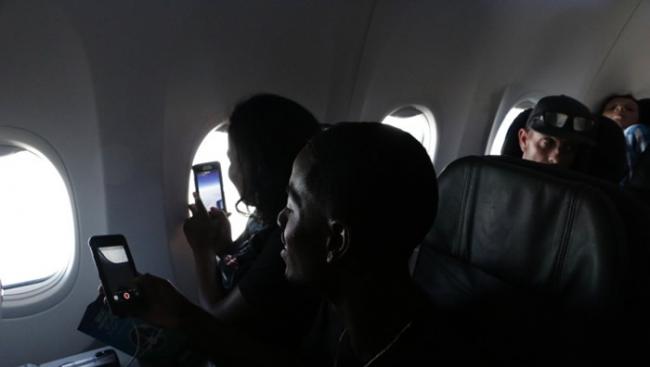 机上的乘客拿出手机拍下奇景。