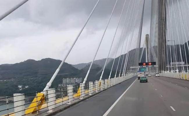水龙卷几乎与桥上车辆擦身而过。(Facebook群组“香港突发事故报料区”截图)