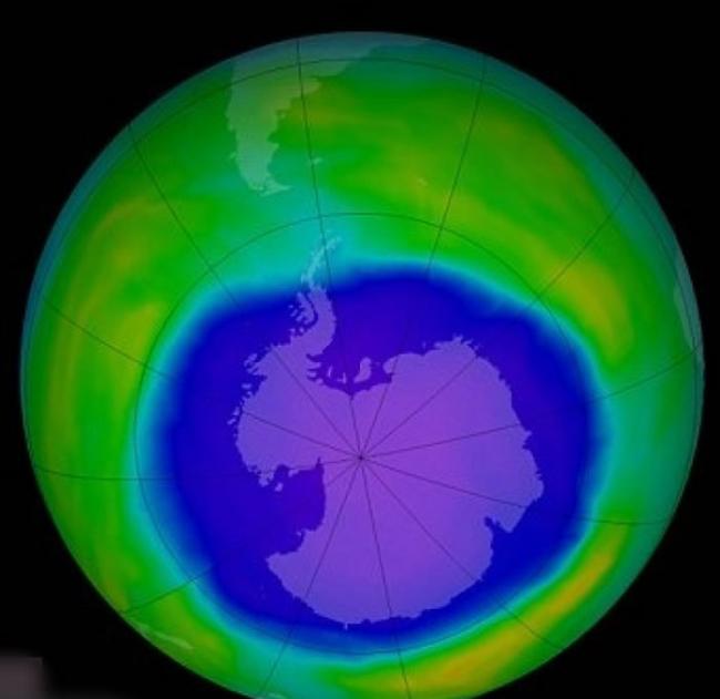 图像显示南极洲上空的臭氧层破洞（蓝色部份）已于近年修复不少。