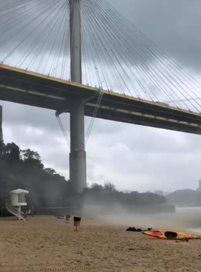 水龙卷吹上沙滩，卷起独木舟等物件。(Facebook专页“香港政府拯溺员总工会”)