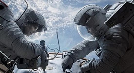 最新上映的《地球引力》上演了一场宇航员可怕的太空漂浮经历。