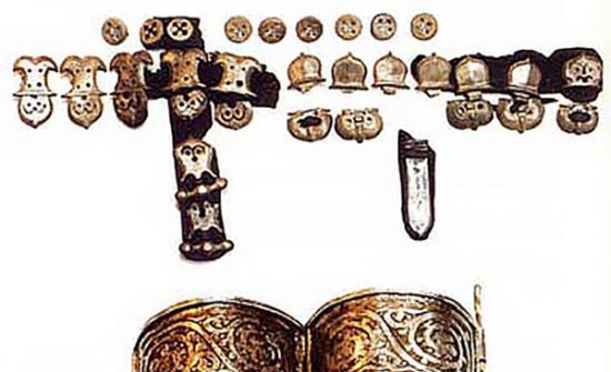 俄罗斯发现八百年前戴铜面具木乃伊