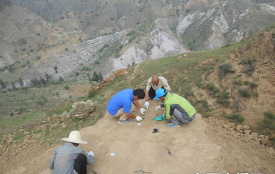 考古工作者在发掘现场工作