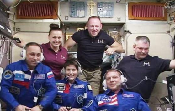 国际太空站上的6名太空人
