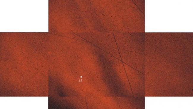 第5拉格朗日点（白点）周围的偏振光，帮助科学家发现柯迪莱夫斯基云的存在。 IMAGE BY J. SLÍZ-ALOGH