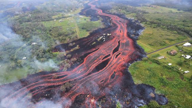 美国夏威夷基拉韦厄火山熔岩流入湖泊 整座湖水全蒸发