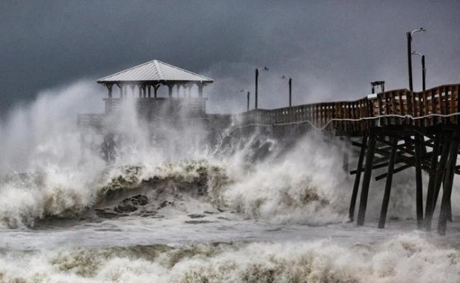 飓风佛罗伦斯吹袭美国东岸。