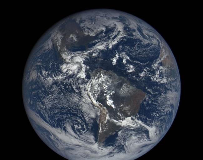 美国宇航局深空气候观象台（DSCOVR）上周六拍摄的地球照片