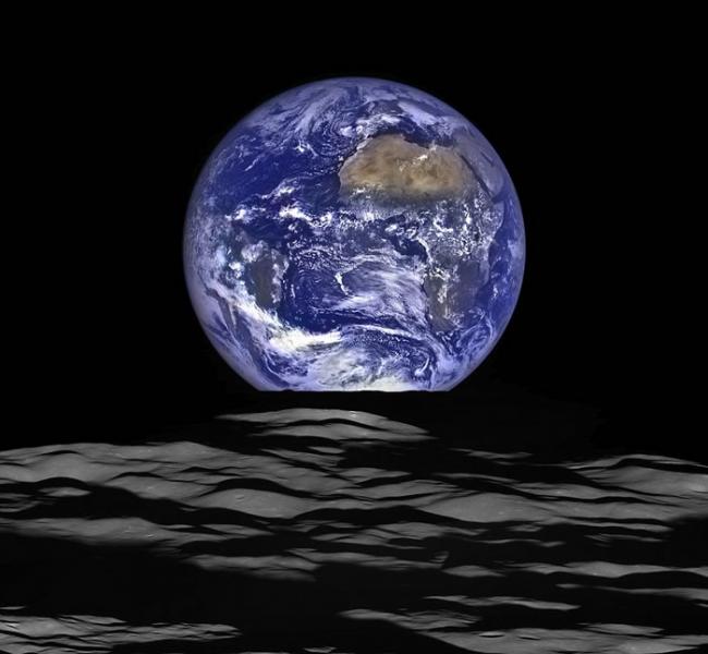 美国宇航局月球勘测轨道器从月球轨道角度拍摄到壮观美丽的“蓝色弹珠地球”