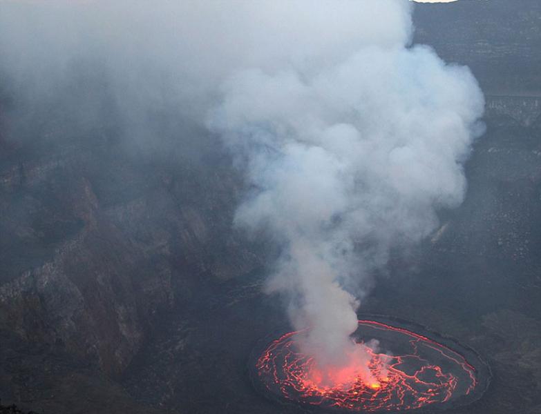 俄罗斯夫妻在刚果活火山尼拉贡戈山拍到壮丽熔岩湖