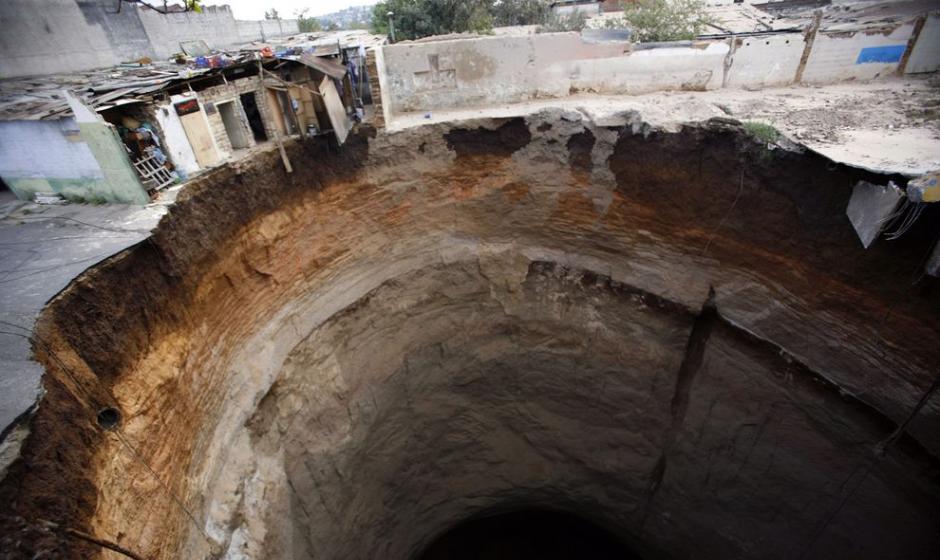 2007年2月，危地马拉市出现了深100公尺的渗穴