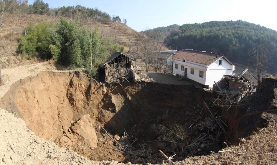 这个巨大的渗穴在2013年12月出现于四川省西南部的平溪乡