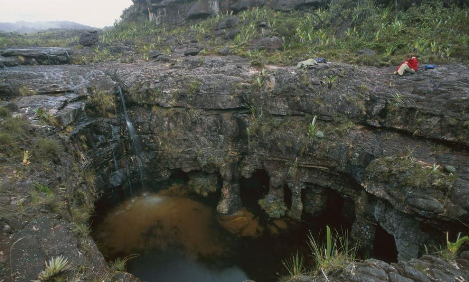 委内瑞拉加奈马（Canaima）国家公园内的罗赖马山（Mount Roraima）的渗穴