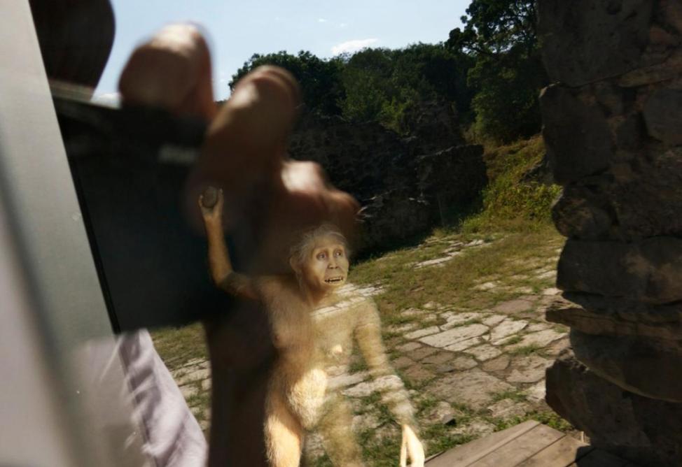 格鲁吉亚德玛尼斯的史前遗址，有一个180万年前早期人类扔石头的模型。 Photograph by Paul Salopek