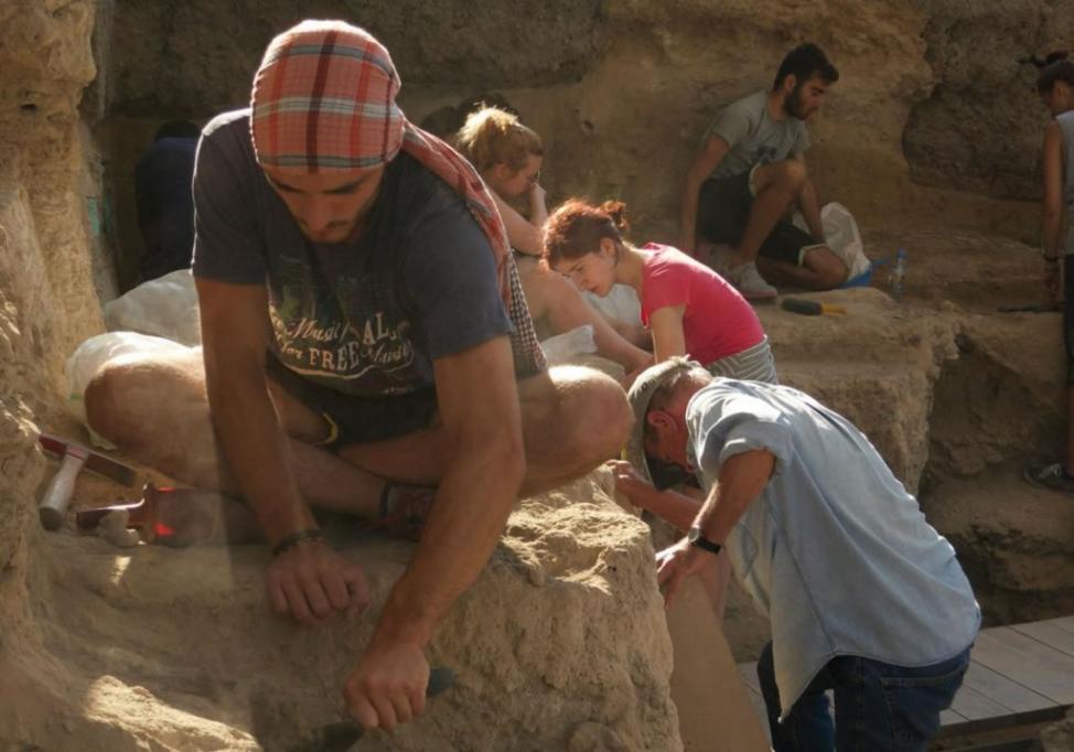 来自世界各地的学生，于暑期投入德玛尼斯的考古挖掘。 Photograph by Paul Salopek