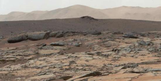 2013年12月9日，NASA公布的“好奇号”机器人拍摄到的火星盖尔环形山图片以及NASA绘制的模拟图。科学家表示，好奇号在附近进行勘探并且发现可能存在水的可能