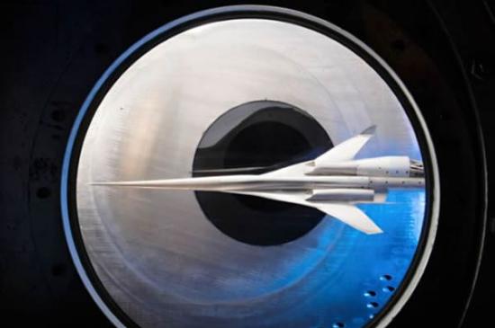 波音公司研制的超音速客机的模型，尺寸为实物的1.79%。照片透过美国宇航局位于俄亥俄州的格伦研究中心超音速风洞的窗户拍摄