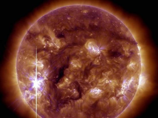 太阳没有固体，它的不同部分以不同的速度旋转。在太阳赤道上，太阳每25天旋转1圈，但是在太阳的极点，每36天才旋转1圈。