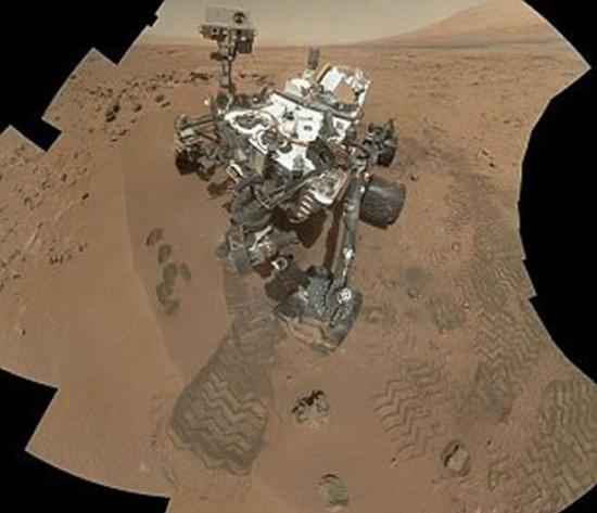 自从登陆火星以来，“好奇号”已经先后传回了三张自拍照。第一张拍摄于登陆火星84天时。