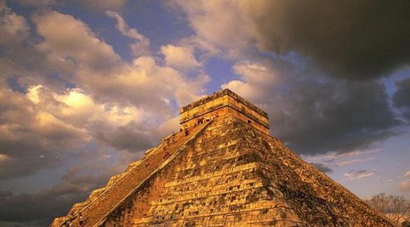 考古学家发现玛雅人在1000年前建造了金字塔，位于一个巨大的天然深坑上