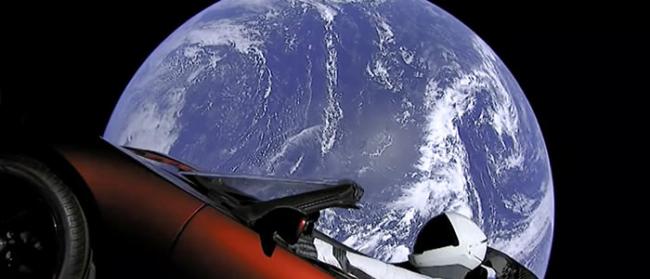SpaceX伊隆・马斯克将自己的钱包落在已经飞往太空的特斯拉电动敞篷跑车里
