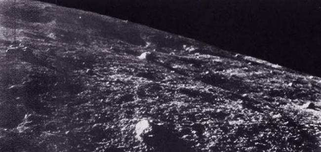月球9号发回的首批月面图，这也是人类首次获得月球表面图像
