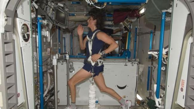 太空总署女太空人威廉斯以4小时23分完成马拉松