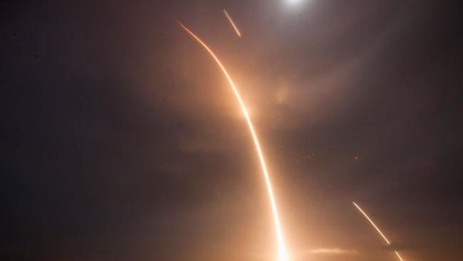 美国太空探索技术公司SpaceX于当地时间12月21日晚，在佛罗里达州卡纳维拉尔角发射“猎鹰”火箭。这是SpaceX的火箭暂停6个月发射以来的首个任务，且成功发