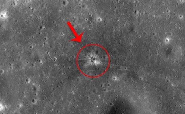 普莱夏研究月球高解像度地形照，成功发现推进器造成的坑洞（箭嘴示）。