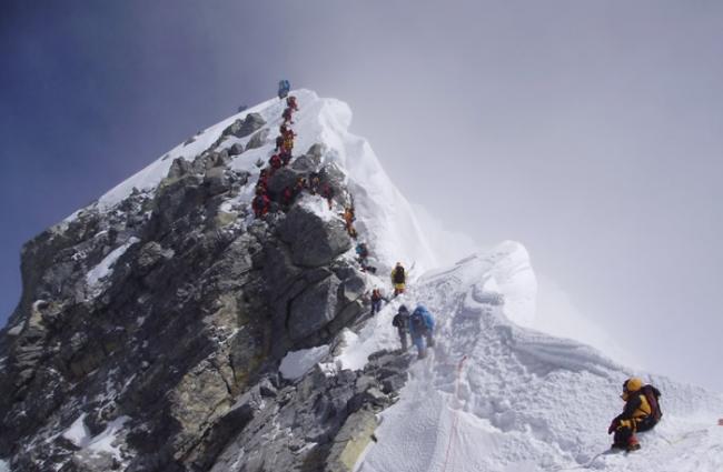 登山者遁希拉里台阶攻顶。
