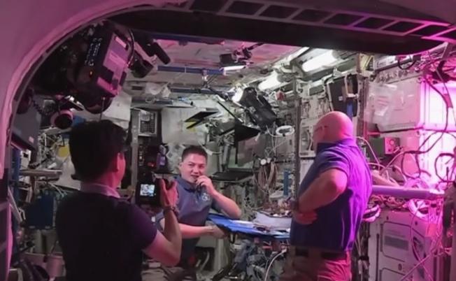 太空人也把握机会，吃“太空生菜”时拍照留念。