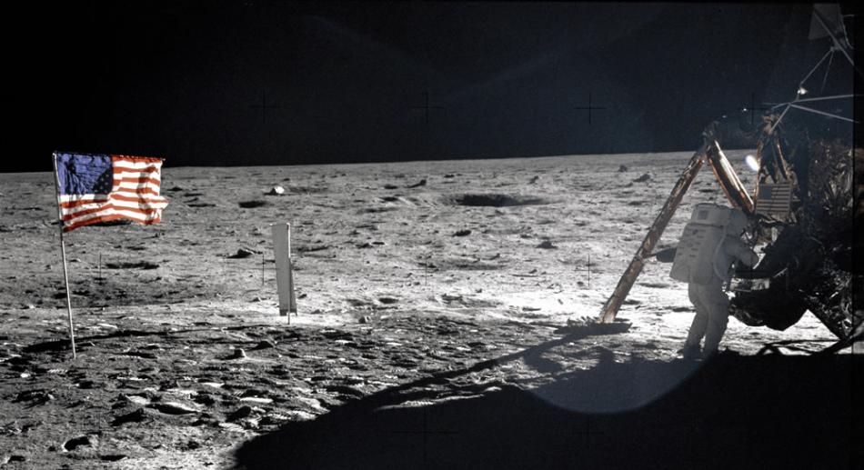 1969年7月20日，美国宇航员阿姆斯特朗登上月球。