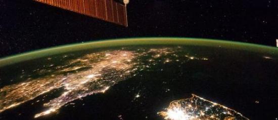 从国际空间站上拍摄的夜间照片，一片漆黑的朝鲜和相邻的中国，韩国形成了鲜明的对比。