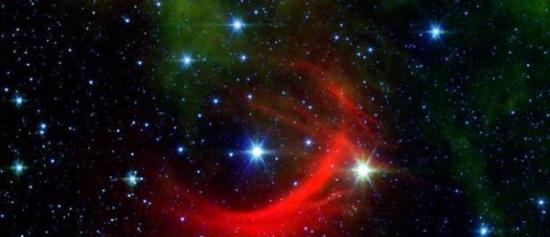 NASA的Spitzer太空望远镜从仙后座Kappa拍摄到的粒子和宇宙尘埃碰撞形成的红色冲击波。
