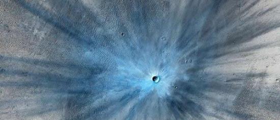 火星上的一个深约30米的陨石坑，它的四周形成了一个爆炸区域。因为运用了新的制作技术所以陨石坑看起来变成了蓝色的。