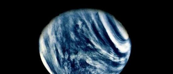 这是第一张金星的照片，是由1974年的2月NASA的水手10号飞行器拍摄的。
