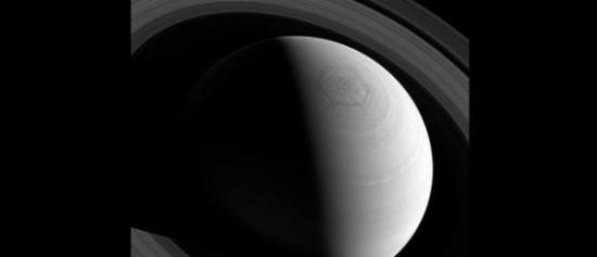 使用了特殊滤波仪器的Cassini号探测器，飞行了2560000公里后，拍摄到了土星。